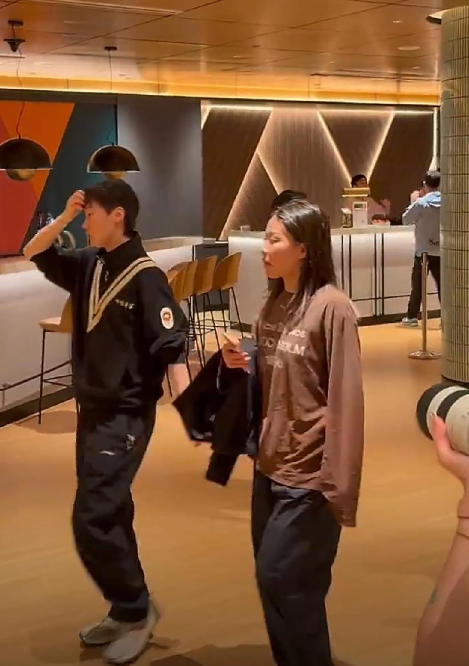 刚刚参加完在新加坡环球影城举办的WTT新加坡大满贯欢迎晚宴。王曼昱和陈幸同陈熠一