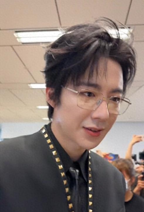 刘宇宁也没想到，凭借《白日提灯》，自己口碑一夜反转，赢麻了。