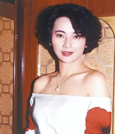 1989年，金马影后胡慧中，被吕小龙骗去拍摄《鬼狐》，拍摄时吕小龙私自加大尺度吻