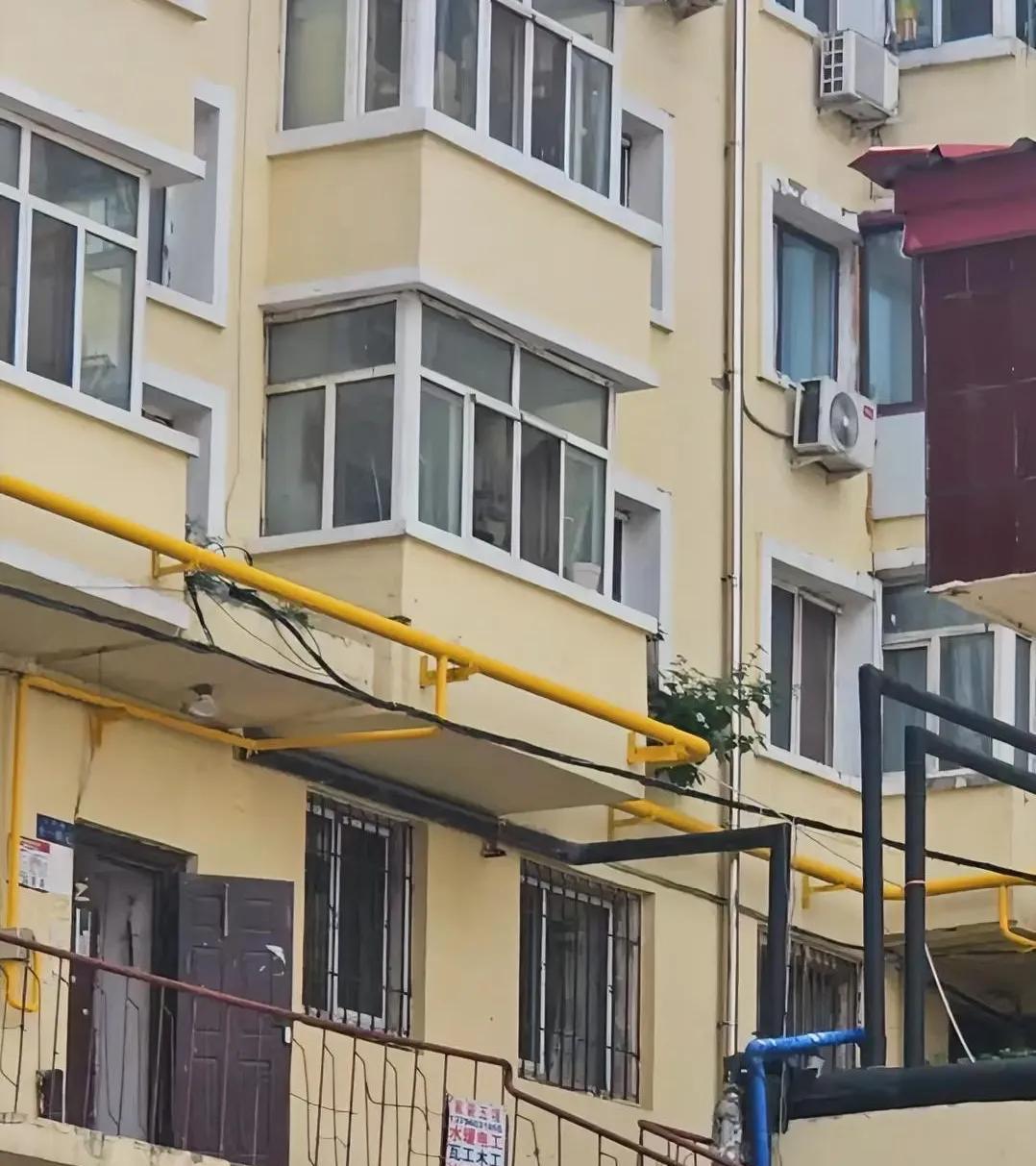 其实我挺纳闷现在哈尔滨这老旧小区这煤气改造的方案是哪个专家设计的？非要从居民楼