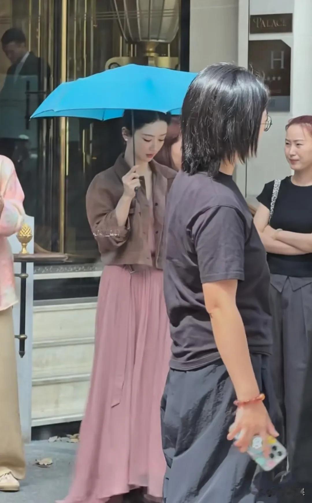 杨紫现身巴黎街头，打扮优雅，生图很漂亮。感觉她变了很多，虽然越来越漂亮了，但是不