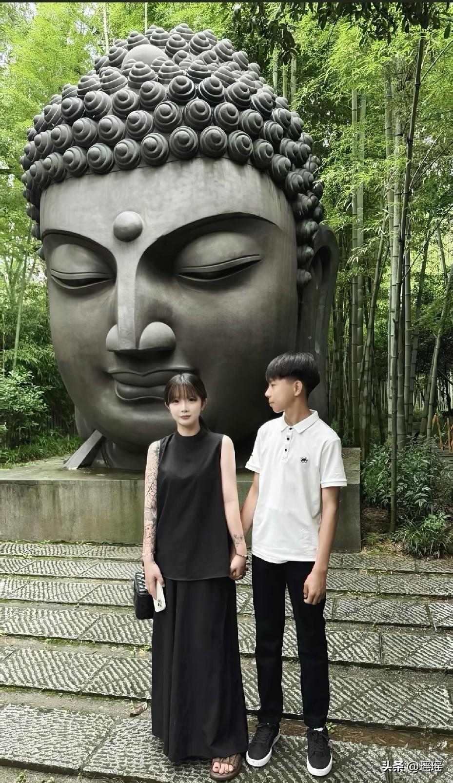 女的看着成熟点男的看着像未成年