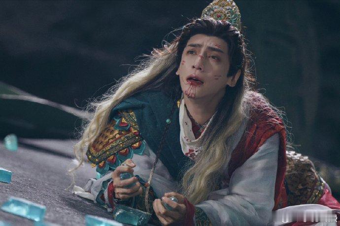 唐俪辞和陀龙见面后直接被重创，天人境的痛苦记忆还一个劲闪回，刚缓过来又遭遇方周晶