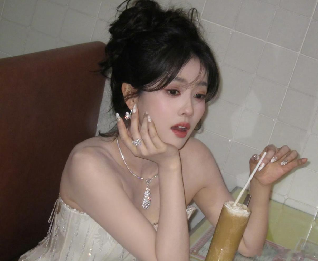 很少看明星做美甲的，白鹿这款还挺好看