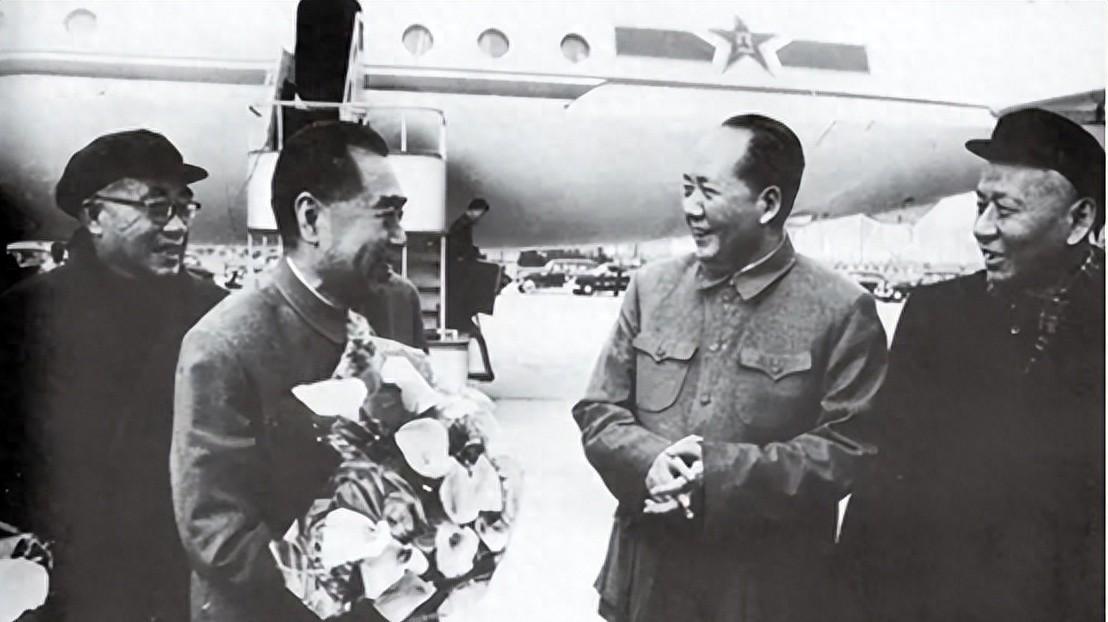 叶挺遗体运回延安追悼会，毛主席为何没有到场？杨尚昆透露我们劝他不要前去1946