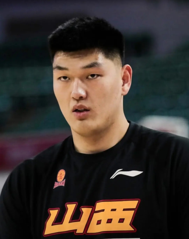 中国男篮目前内线告急。最好的解决办法就是让刘传兴火线驰援。本届亚洲杯，中国男