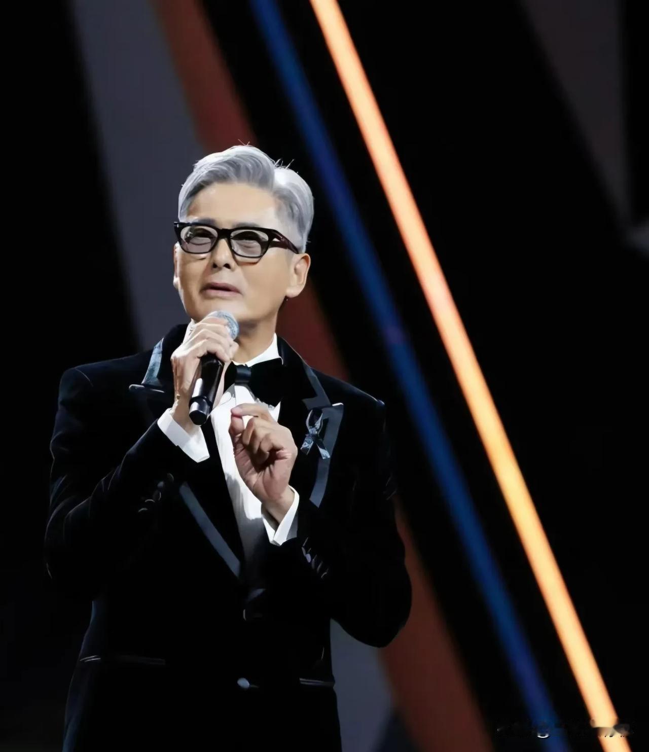 周润发估计解释不清楚了，他70岁了，已经是古稀之年了，但这一次，他站在领奖台