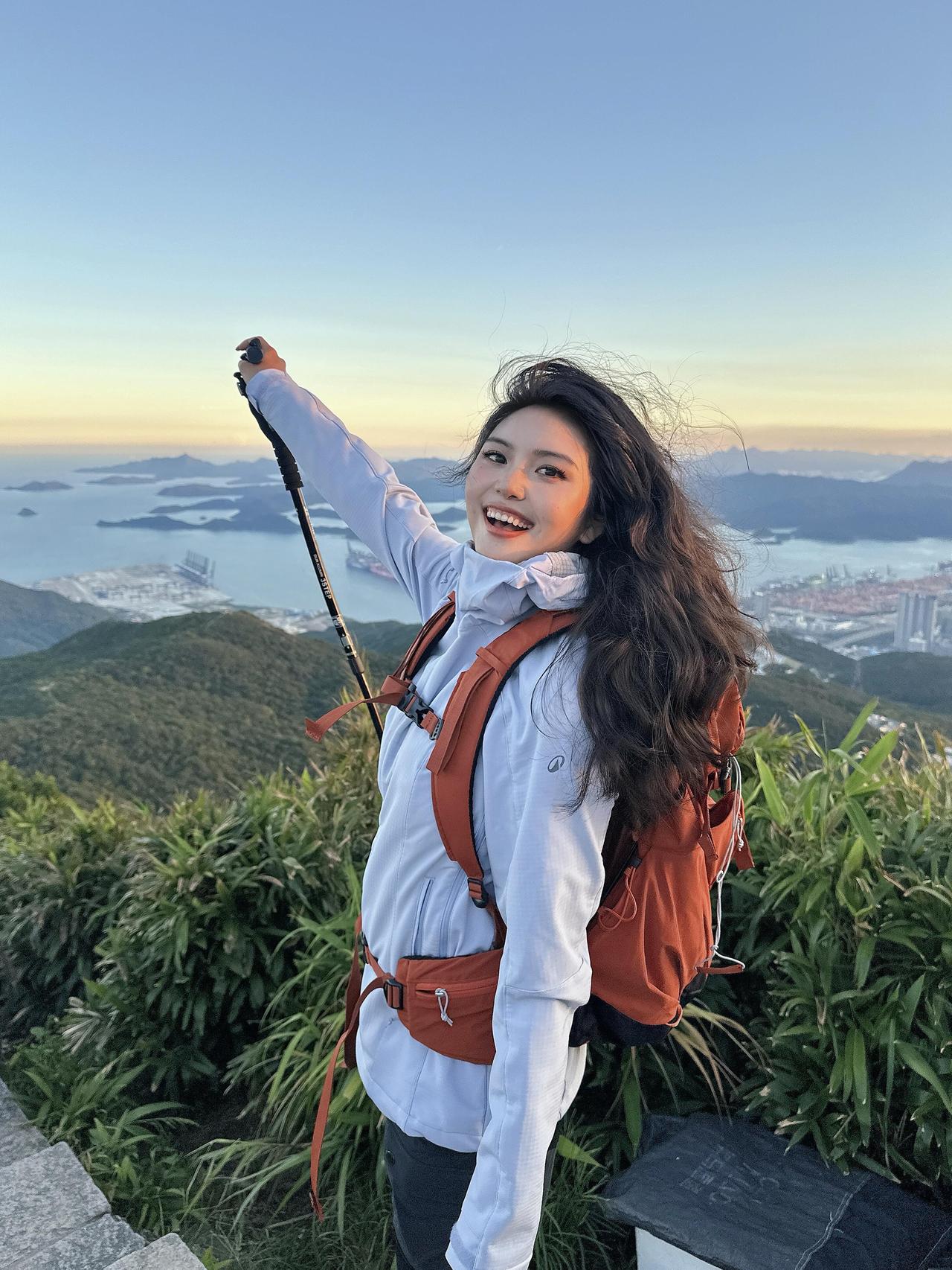 登山杖敲开石阶的晨雾时风正掠过梅沙尖的草叶把山海的辽阔，揉进她扬起的笑意里