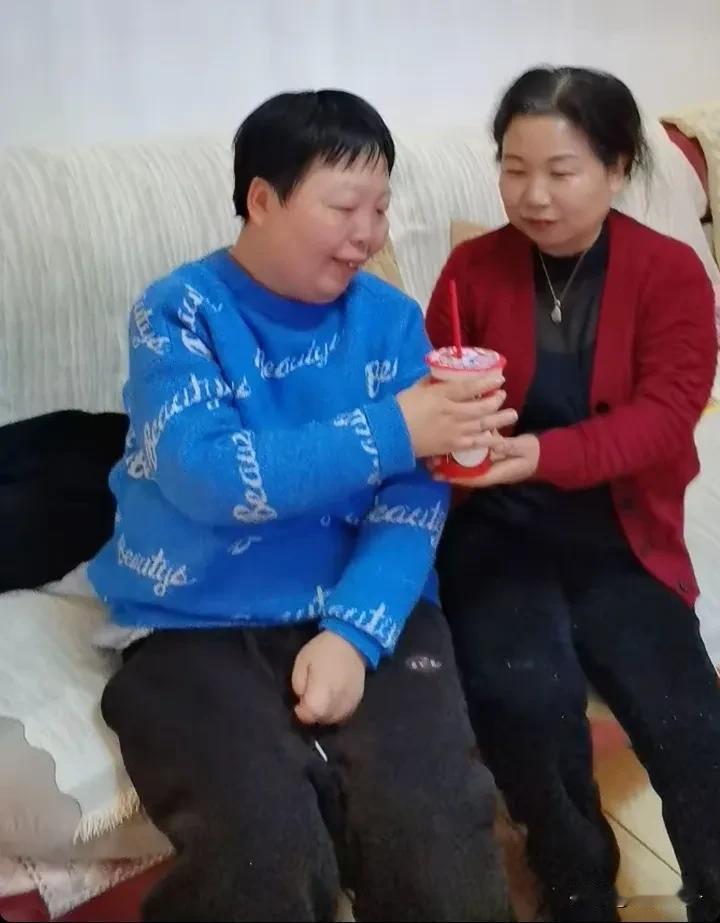 老杜演绎母慈子孝！让女儿大漂亮极力配合，网友吐槽:如果真爱女儿，放低调些