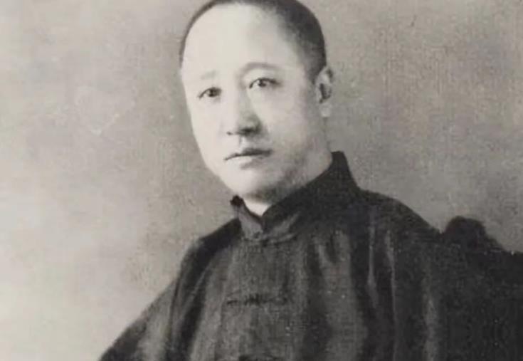 1949年北平解放，载沣将家人全部叫到一起，废除王府沿袭多年的请安制，然后对