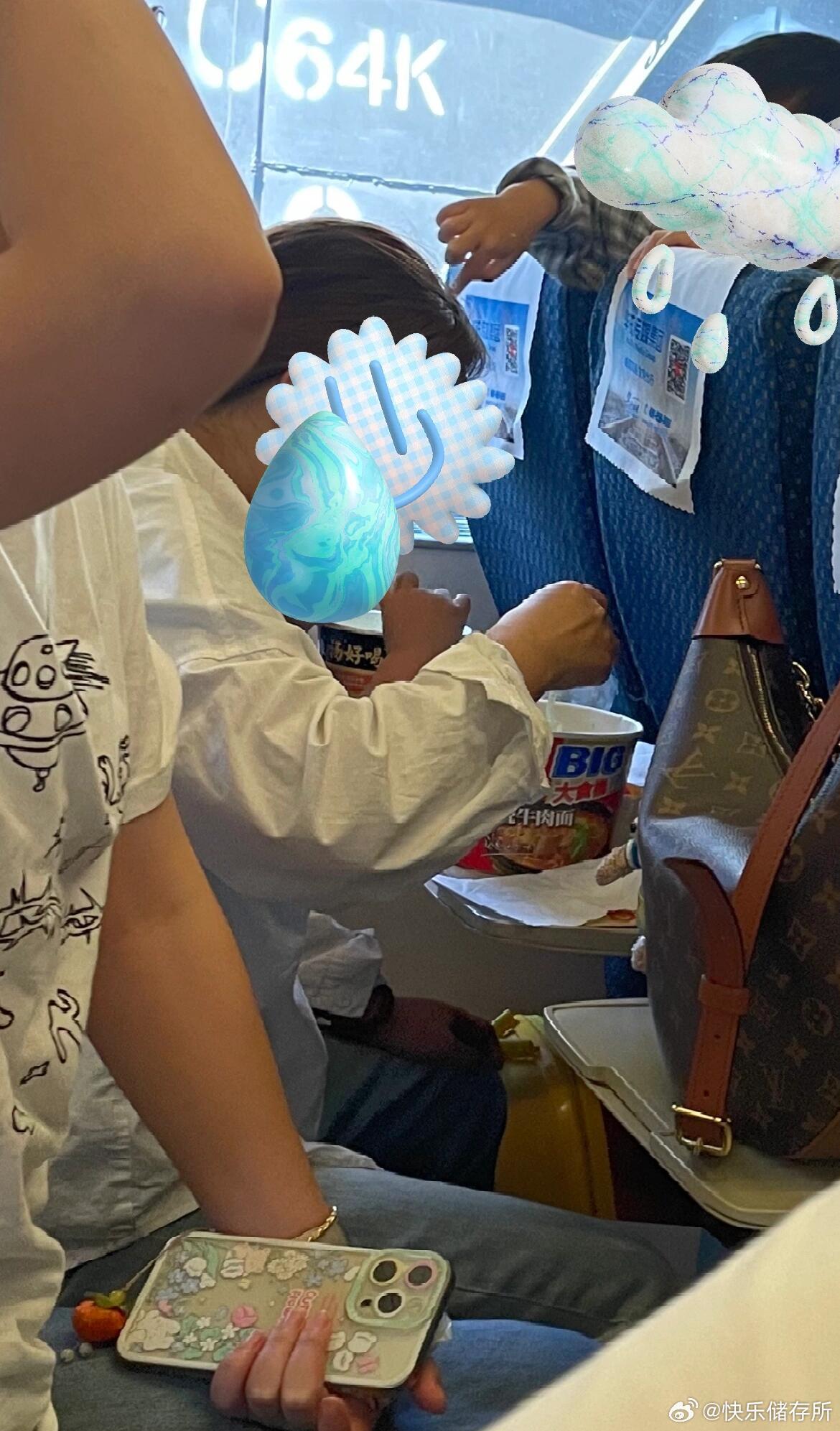 像动车组这种密闭空间能不能别只禁烟高铁站禁烟仅1天男子当众吸烟被拍