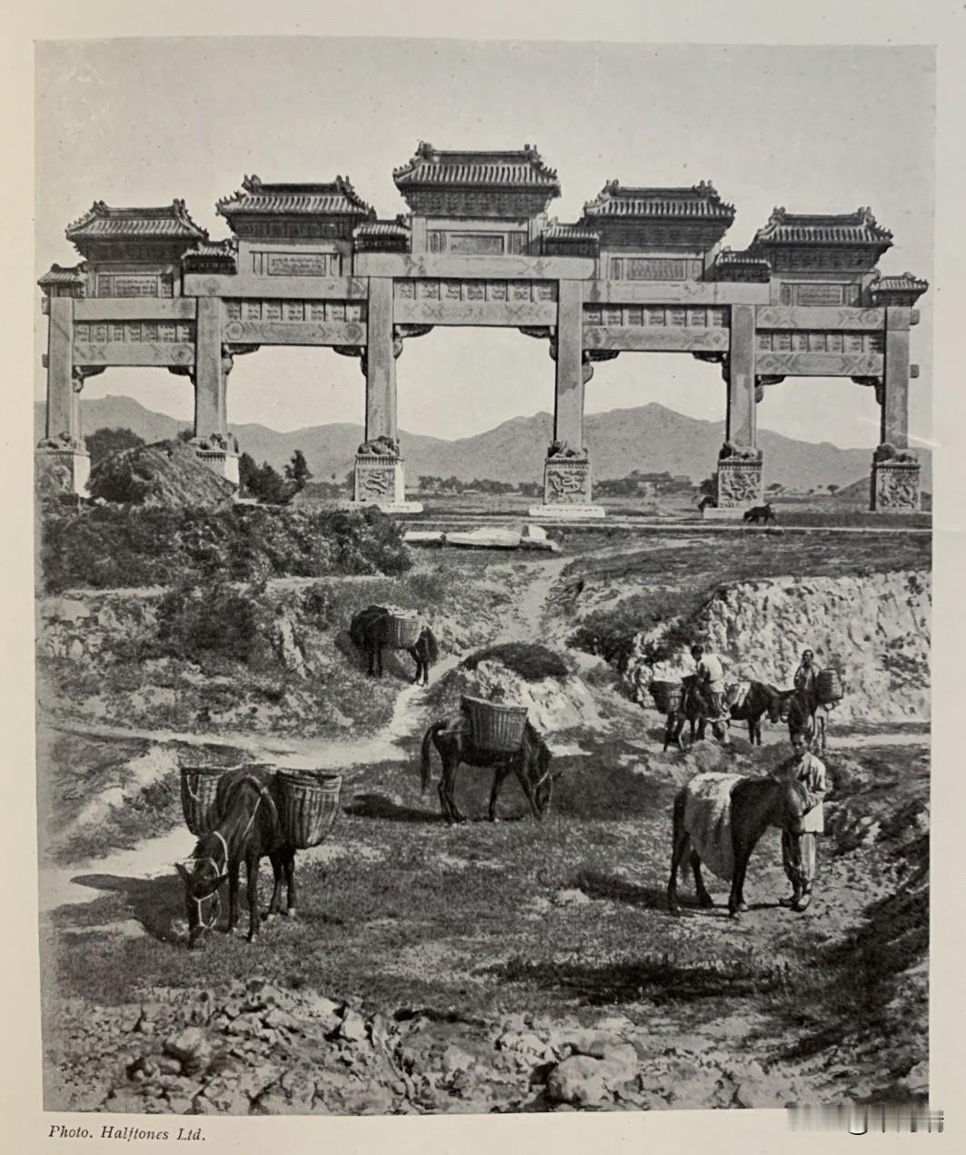 这是一张拍摄于约1900年的清末照片，记录了当时明十三陵神道最南端的标志性建筑—