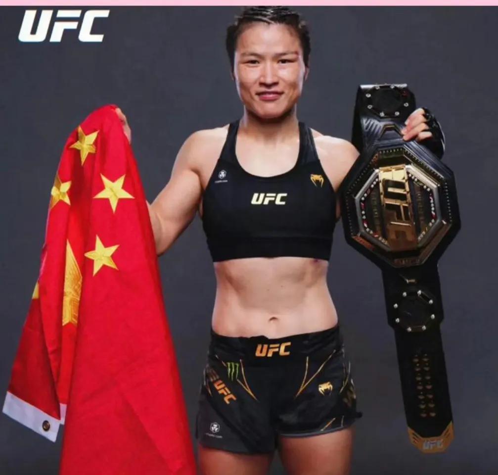 张伟丽赢了六次UFC冠军争夺战，且赢得漂亮。2019年8月，张伟丽赢<em>安德拉德</em>。