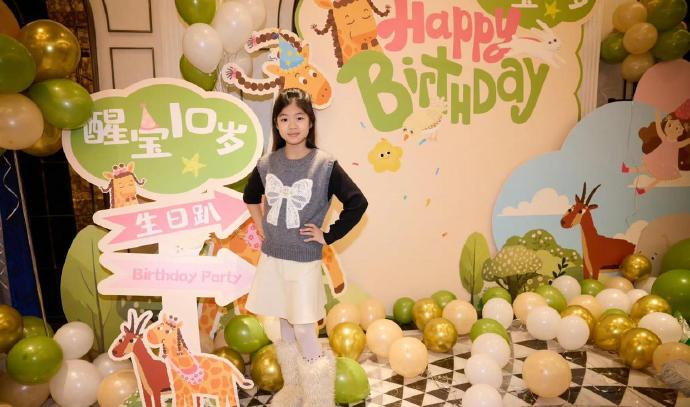 章子怡为女儿庆祝生日，十岁醒醒展绘本才华，母女同框自豪又幸福​​​