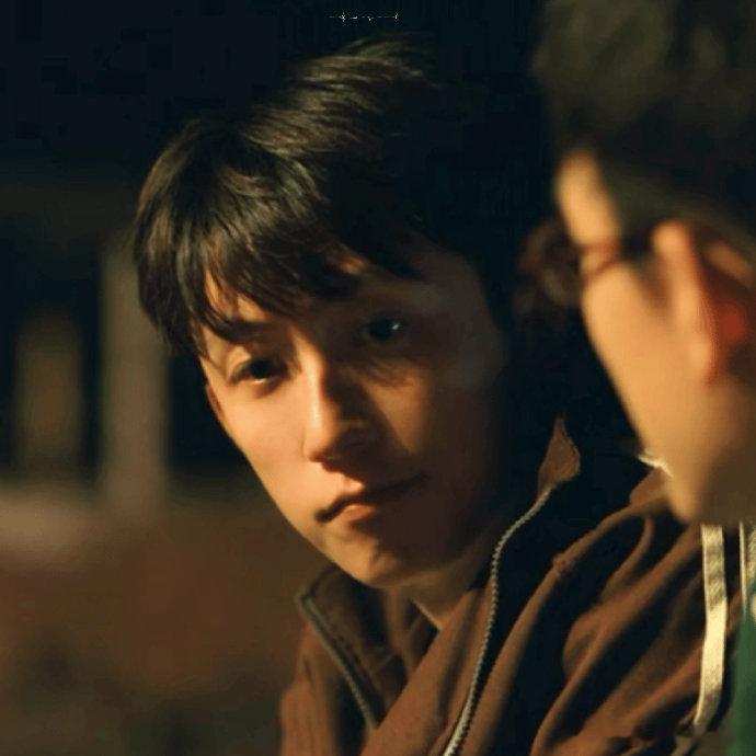 也是给黄景瑜演到浪漫疯子了心脏暴击！黄景瑜演绎的浪漫疯子，害羞闪躲的眼神、泛红