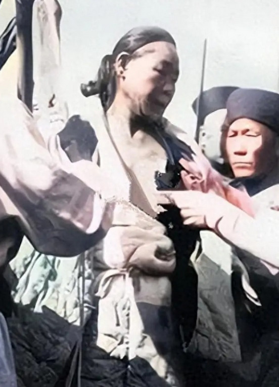 1904年，王维勤被执行凌迟之刑，他不断向后仰着身体，脸上充满绝望，而押解他的士