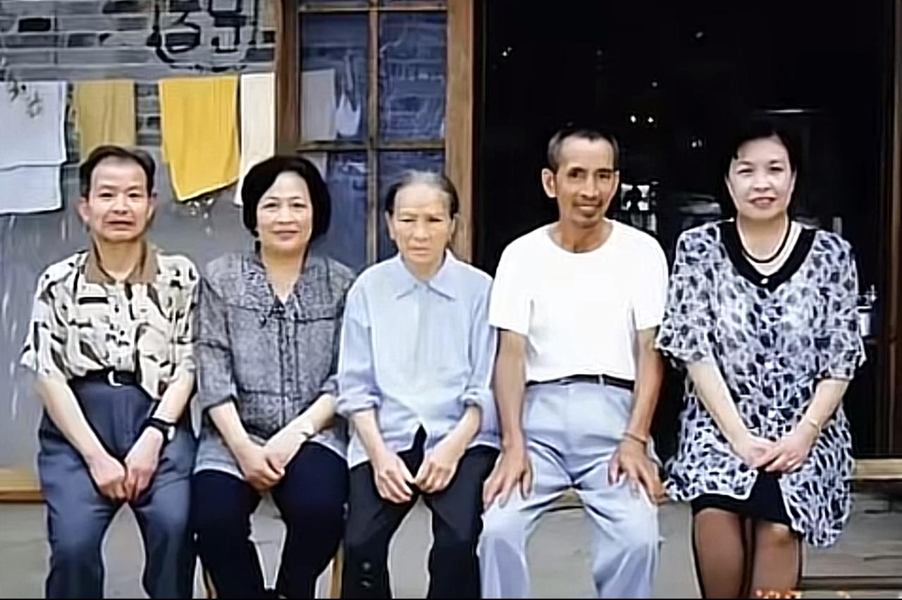 1998年，陶斯亮和哥哥石来发的合影，一母所生，但命运判若天渊