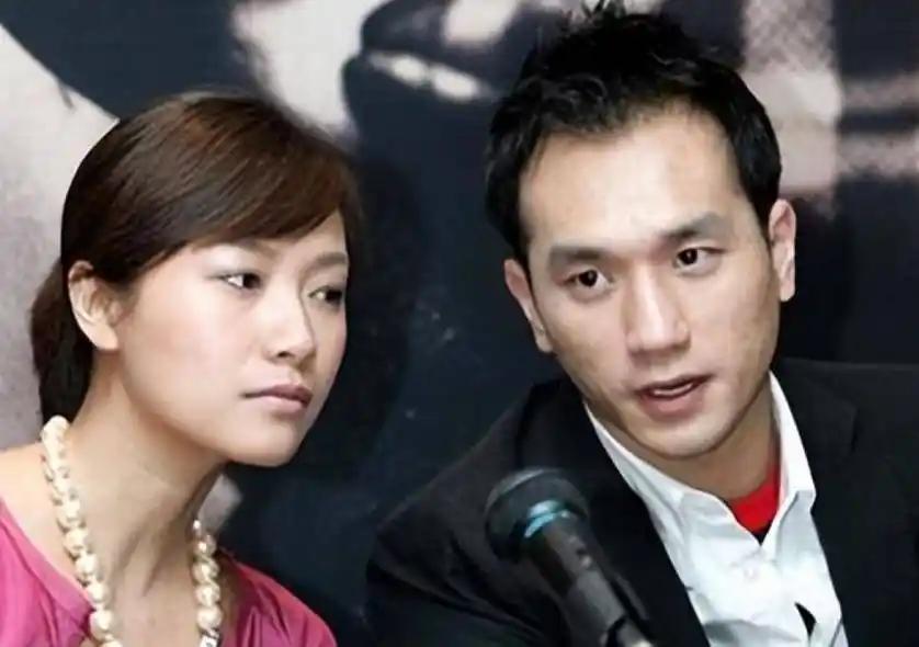 2009年的北京，黄觉和徐静蕾已经住在一起三年。黄觉自己也没怀疑过。戒指已经套上