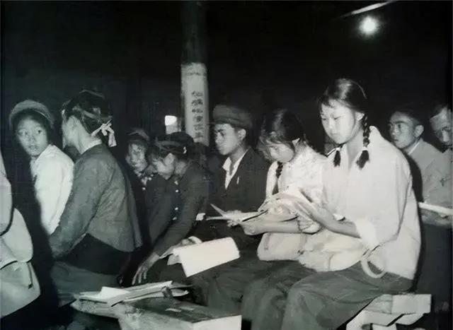 1995年，嫁给农民的女知青，突然将满满一瓶的农药倒在了嘴里。临终前，她只说了一