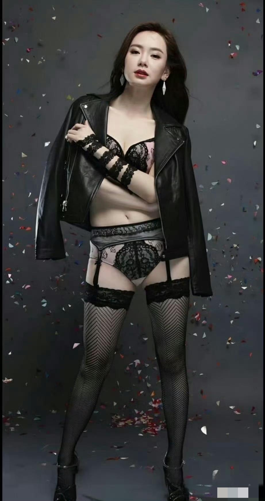 戚薇的小腹线条，恰恰展现了内衣广告中最真实的女性身材。[doge][doge]