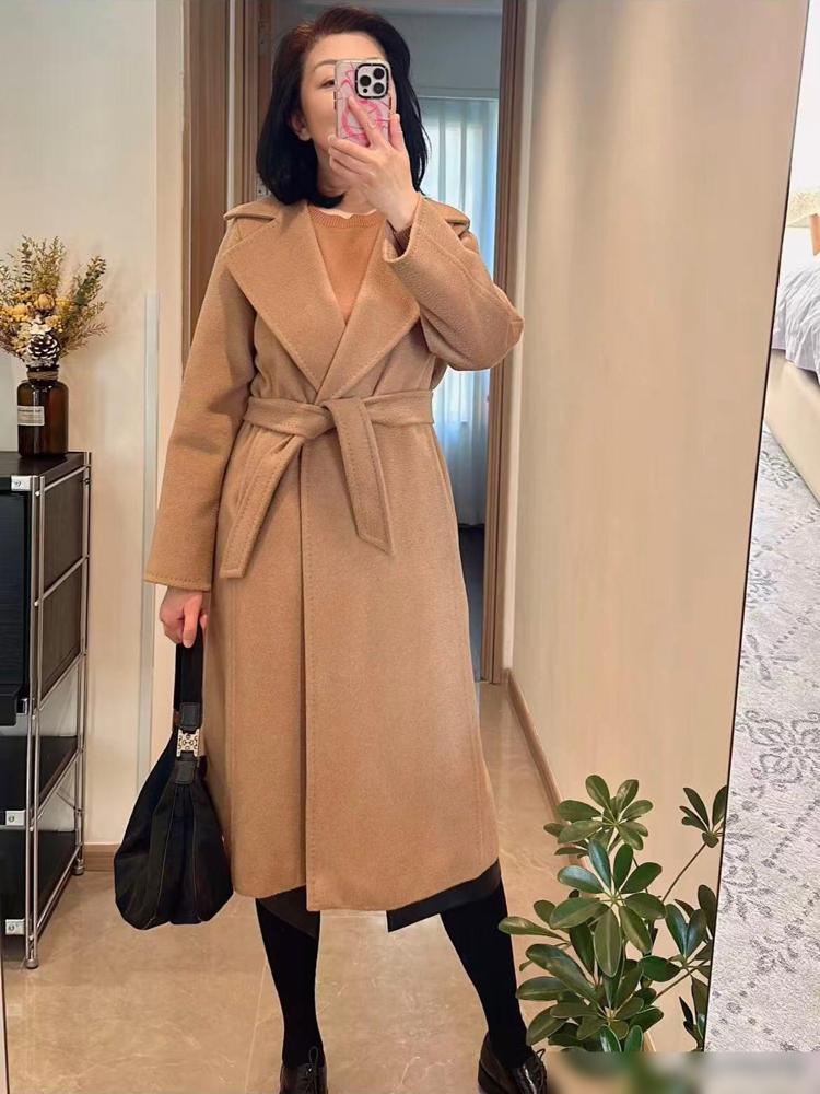 前天儿媳妇给我买了一件羊绒大衣，穿在身上又轻又暖，款式我也喜欢。事情就是我穿