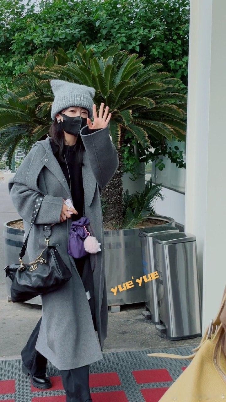 杨紫杨紫灰色大衣路透杨紫又上山了杨紫刚下山久又上山了，拍摄顺利啊！[爱慕