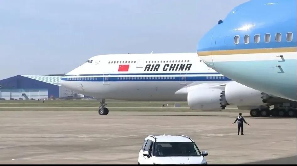 美航专:嘿,国航专,国航专!国航专:呦!这不空军一号吗?别吵吵,我还没挺稳呢!