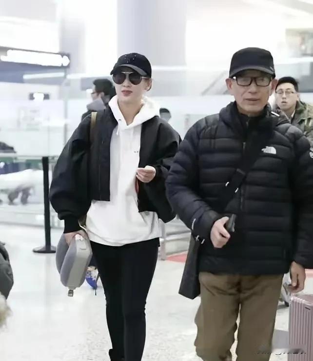 黄圣依的骨架像她爸爸，小脸瘦长身形，但是五官很像她妈妈。总的来说，黄圣依真的