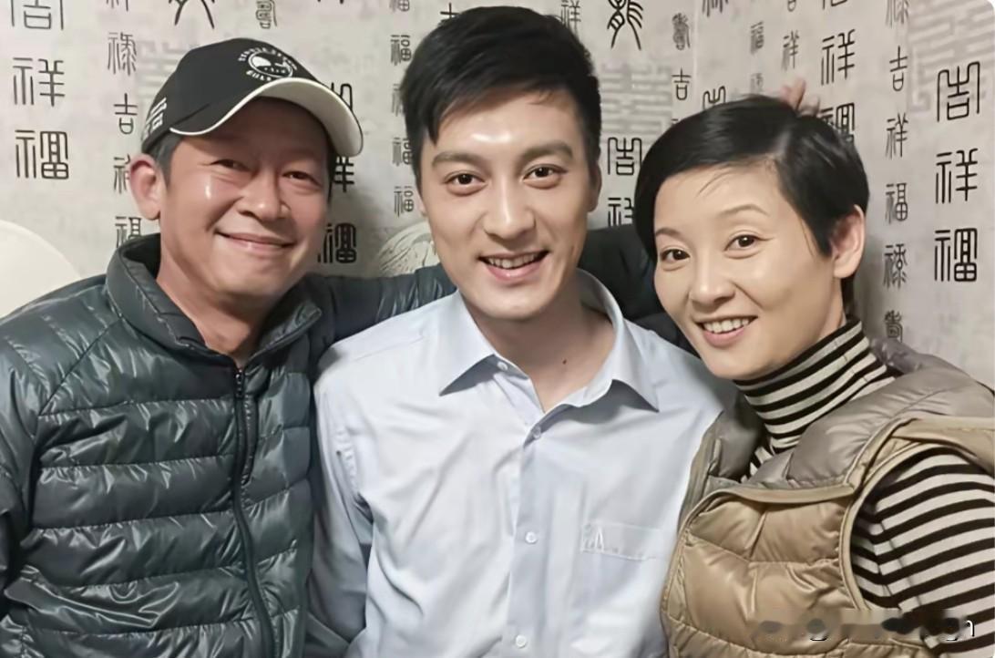 这张王志文、何建泽、徐帆三人的同框照，看着真的像是相亲相爱的一家人。（三人曾经在