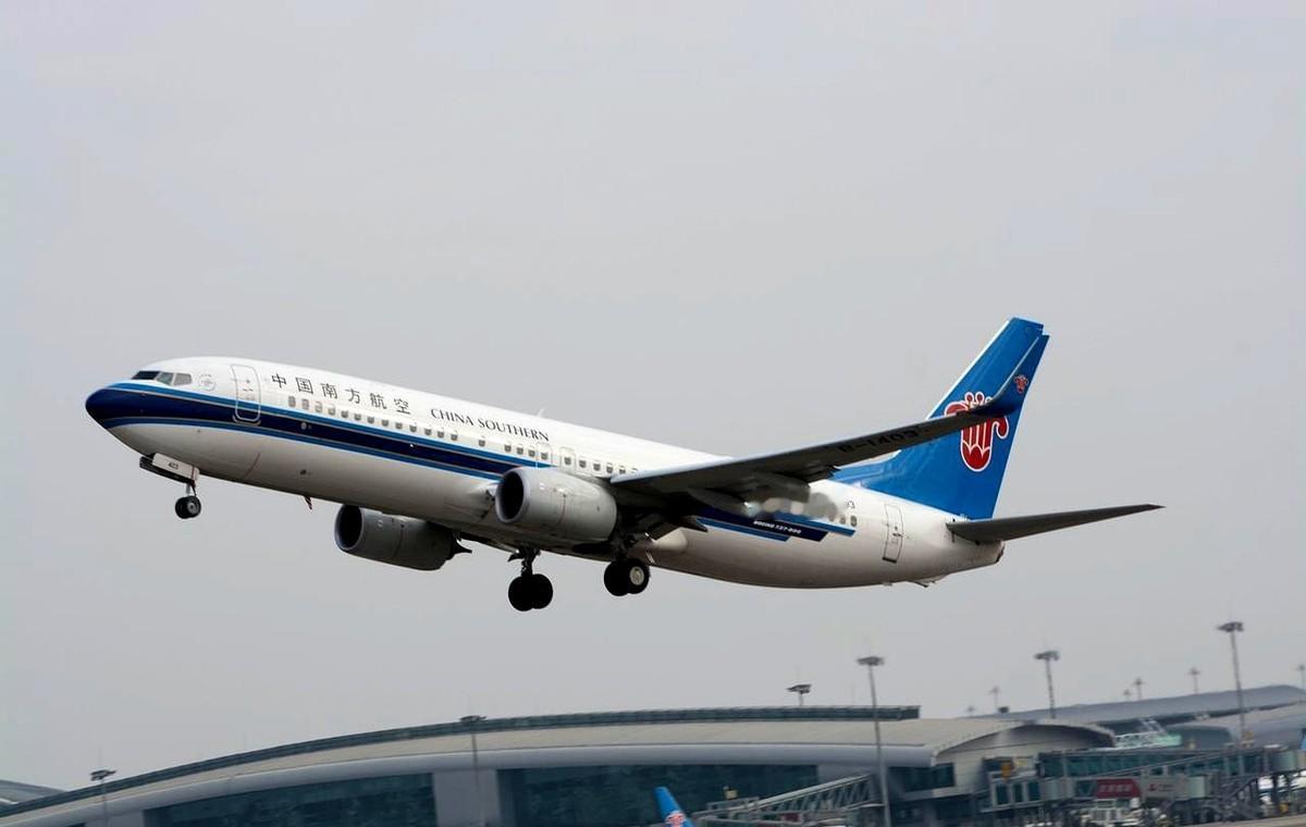 你抢到的靠窗座，可能昨晚才被系统定为“配重砝码”。别急着骂航空公司，你手里那张