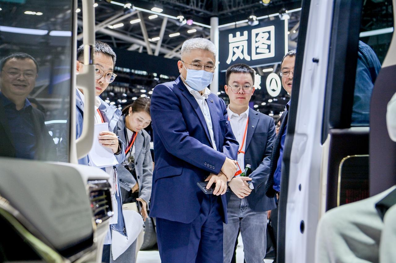 奔驰比亚迪“会师”岚图展台！段建军王传福同时看上了岚图泰山 奔驰比亚迪坐不住