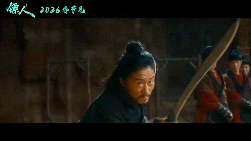 镖人风起大漠定档2026春节档吴京饰演的刀马身披斗笠、手握长刀，在漫天风沙里上