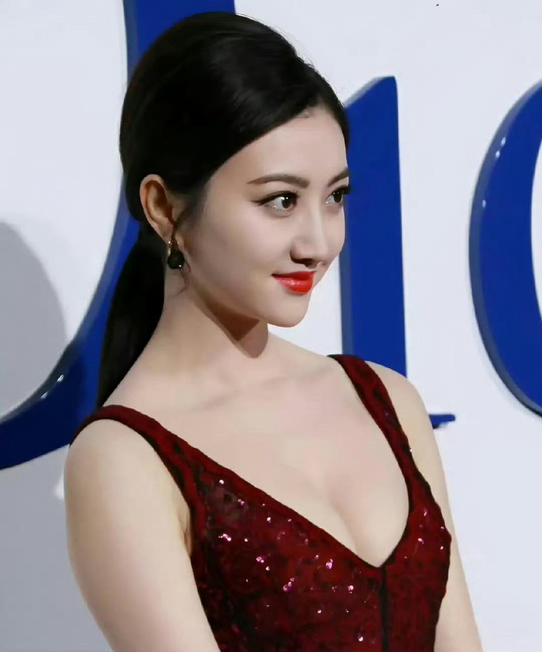 景甜现身红毯，一袭红裙造型适配度直接拉满！深V设计勾勒曼妙曲线，亮片点缀让红裙在