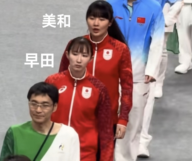 看到早田希娜和张本美和的合照我发现了2个有意思的小细节！1、发量差太明显。美和那长马尾又厚又密，早田