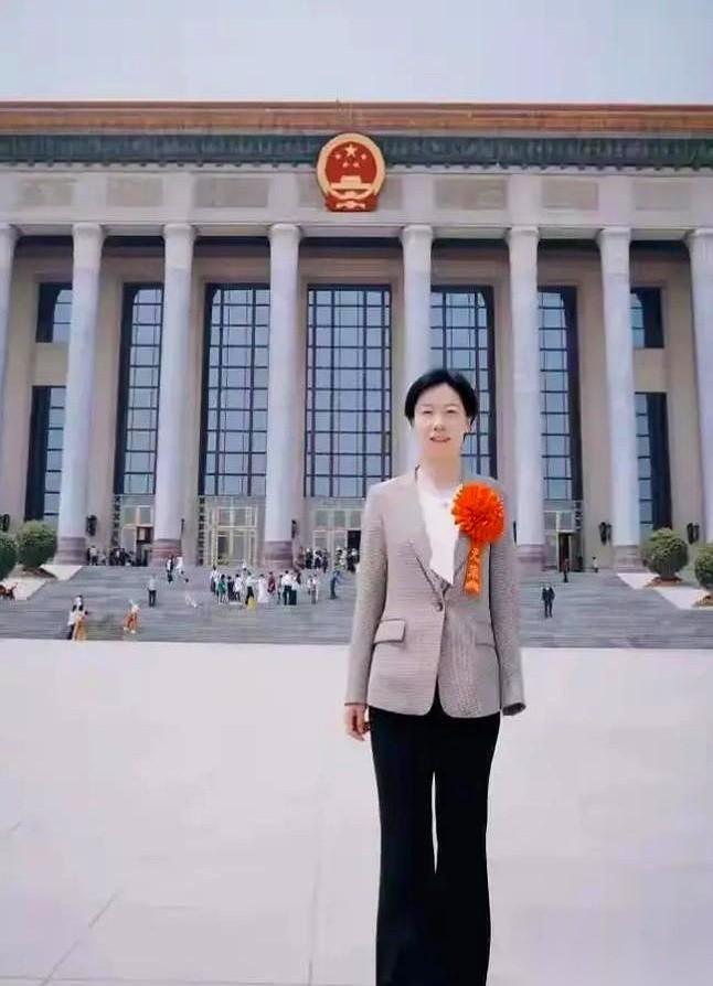 1994年太原那个雨天，她就是个被人嫌弃的“废品”。左臂空空，躺在湿透的纸箱里