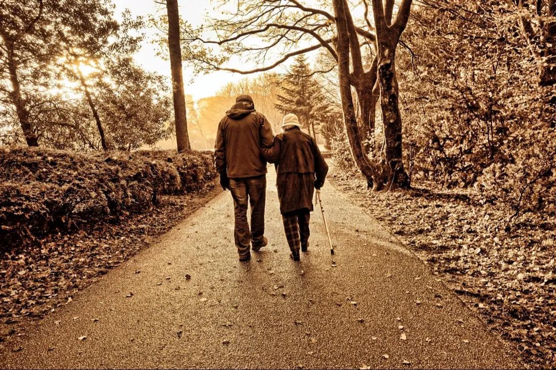 过几年我老了，老两口就守着自己的老房子过，不麻烦儿女，也不添乱。你看啊