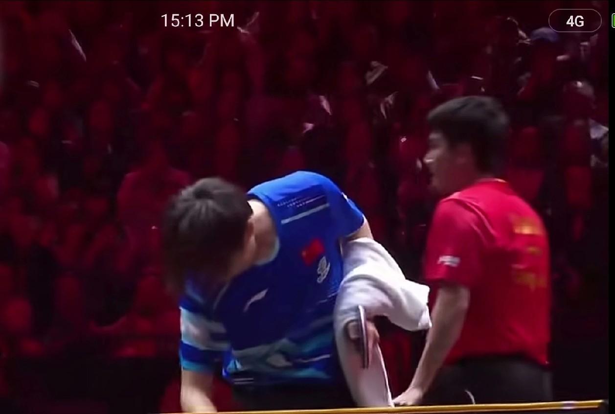 林高远1：3负于梁靖昆，赛后和现场观众挥手致谢。看到他依依不舍的去擦拭球台，触摸