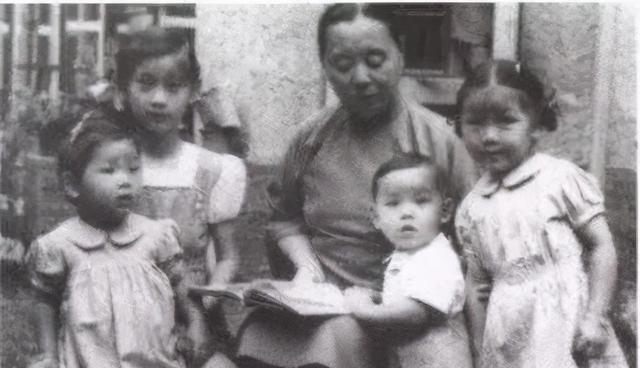 1962年，大文豪徐志摩的孙子与孙女在纽约。四兄妹都成为美国响当当的人物。长孙徐