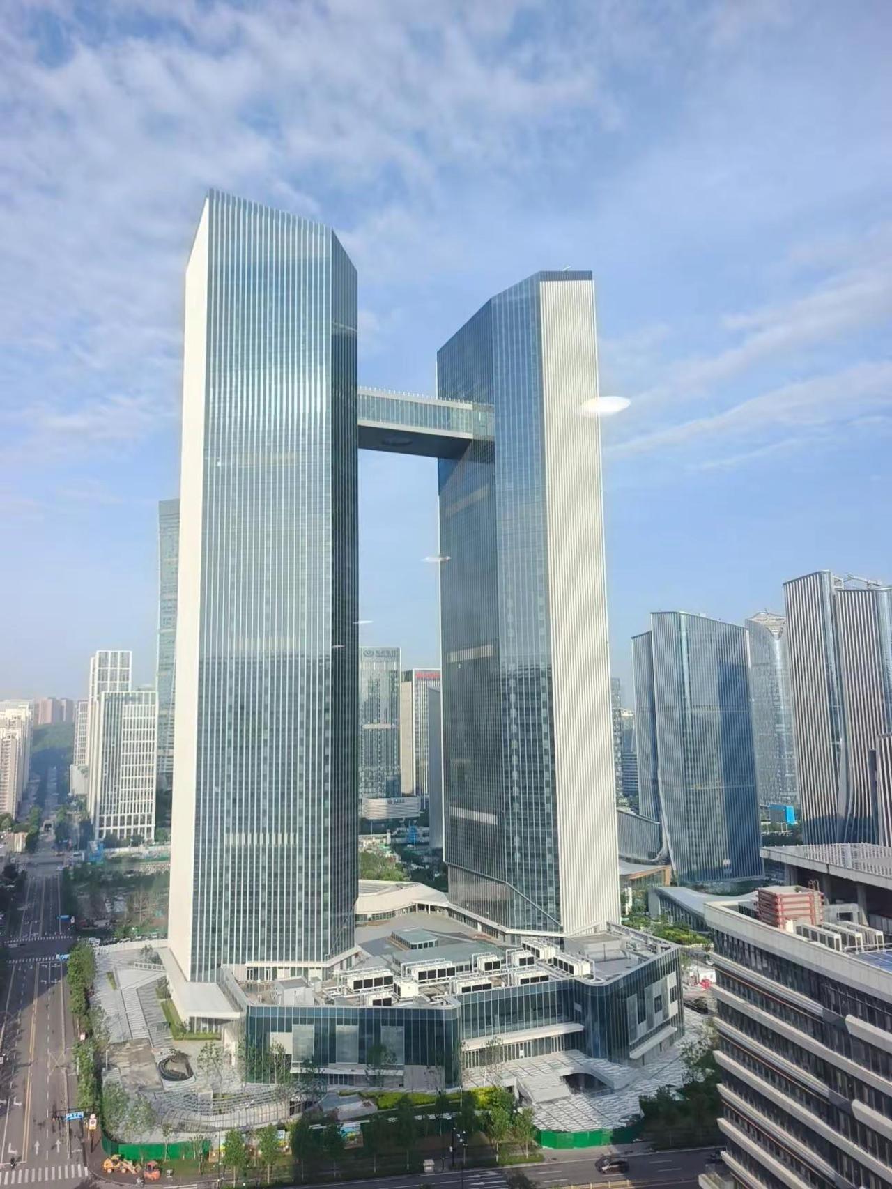 汉峪金谷B区标志性建筑！也是济南最高的空中连廊，建成以后将成为重要的网红打卡点，