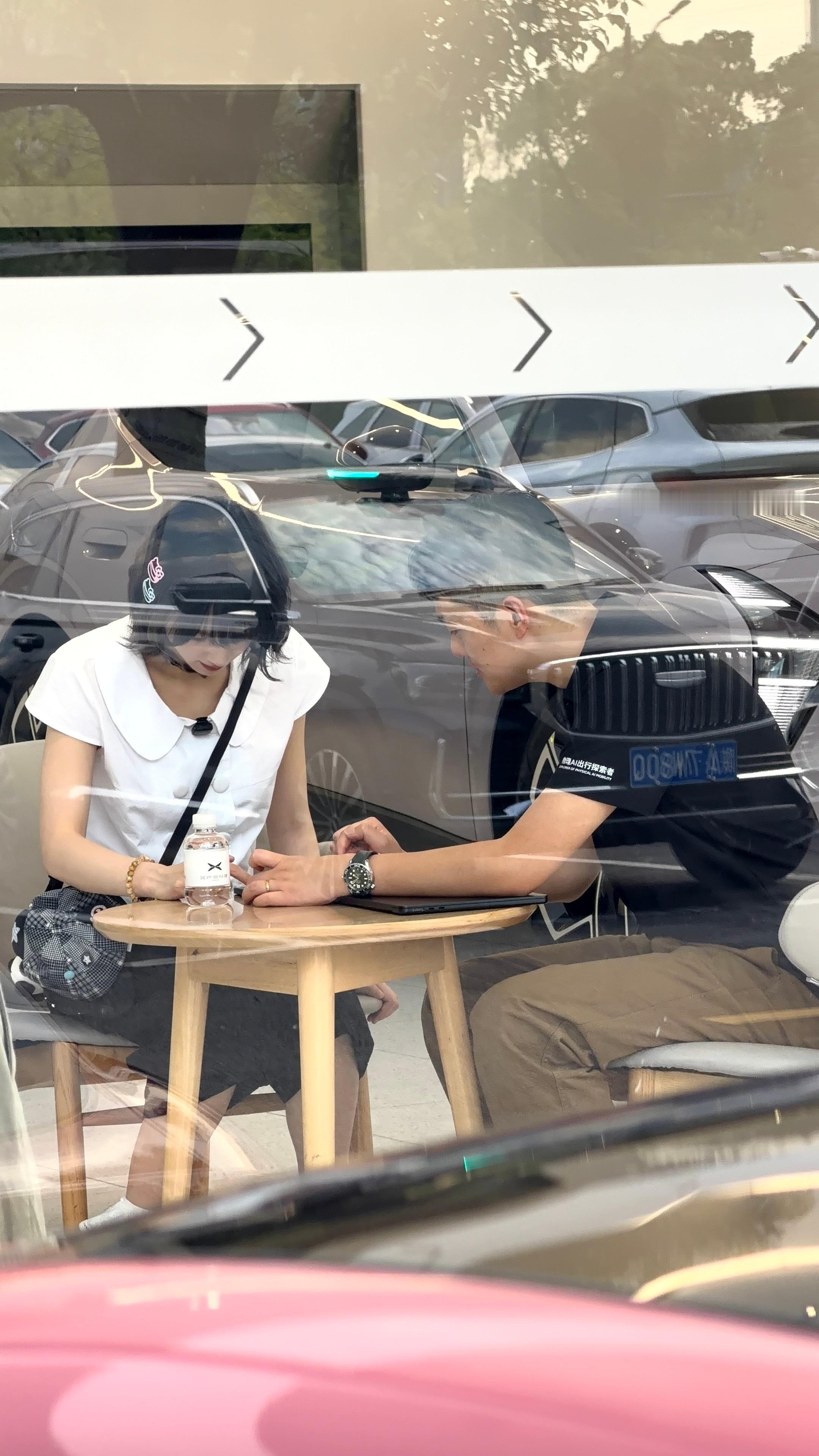 黄灿灿真的去看小鹏MONAL03了前脚还在微博问：有没有那种超好开、适合“拿驾