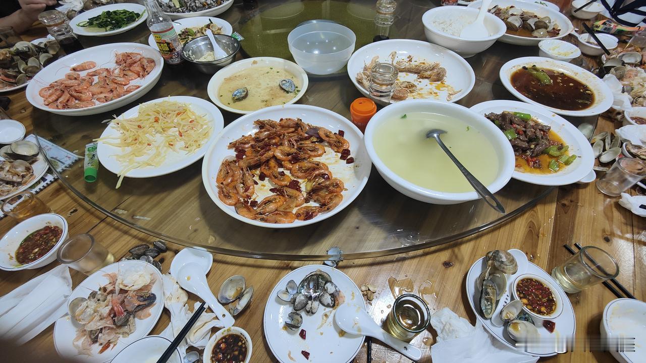 为了海鲜，千里奔波；为了海鲜，狼吞虎咽；为了海鲜，不辞辛劳；为了海鲜，情有独钟；