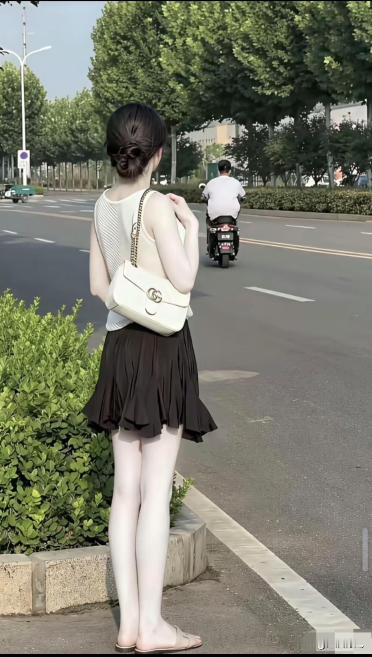 现实中真的存在这种冷白皮吗！都说一白遮百丑，真正的冷白皮，连背影都自带柔光✨