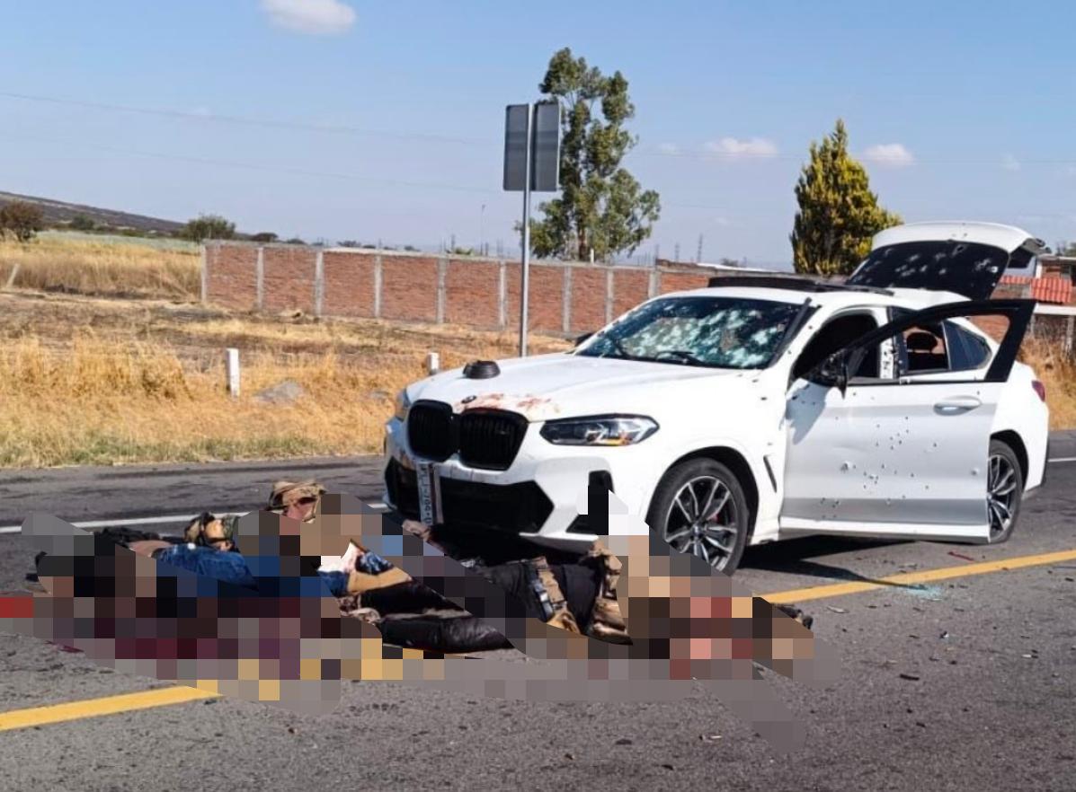 照片显示的是墨西哥军队与“埃尔·图利”（据称是埃尔·门乔的高级顾问）交火后的现场