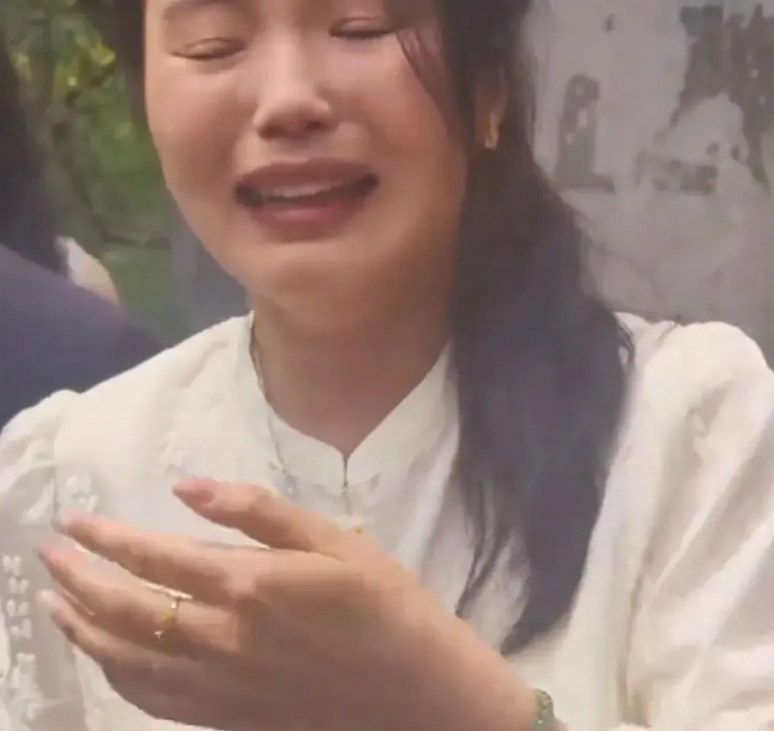 欧阳薇薇哭了，她的彩礼从80万元被人讲价到只剩下800块钱。欧阳薇薇今年