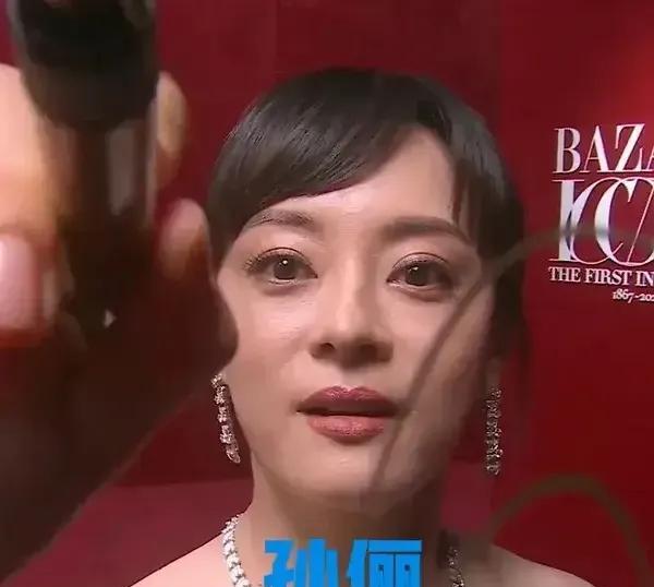 孙俪今天晚上要后悔到睡不着了！不是因为芭莎的镜头签名拍的太丑了，也不是因为嘴角