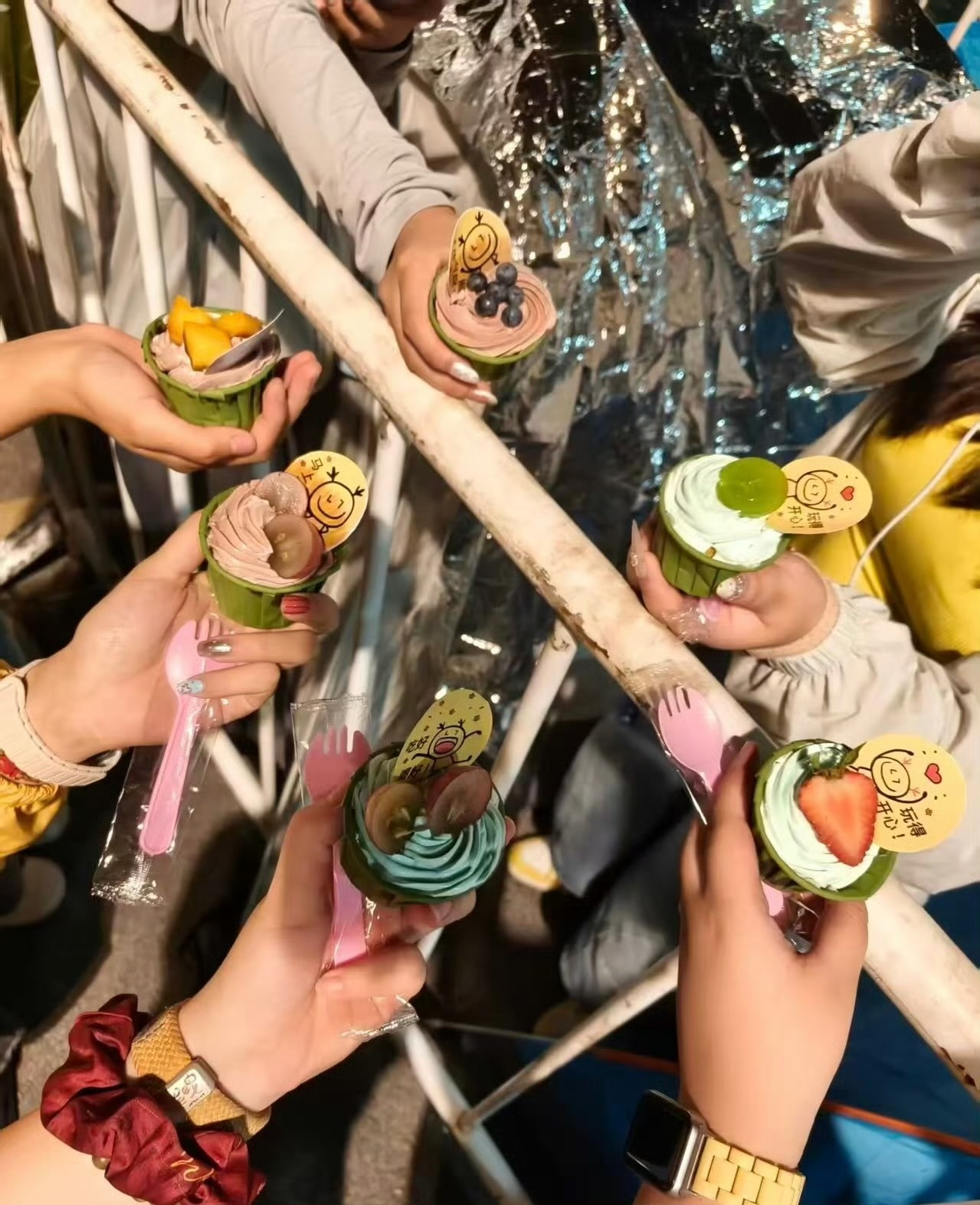 鹿晗给夜排粉丝发食物鹿晗给深夜夜排的粉丝悄悄送食物太暖心了与芦苇的双向奔赴祝