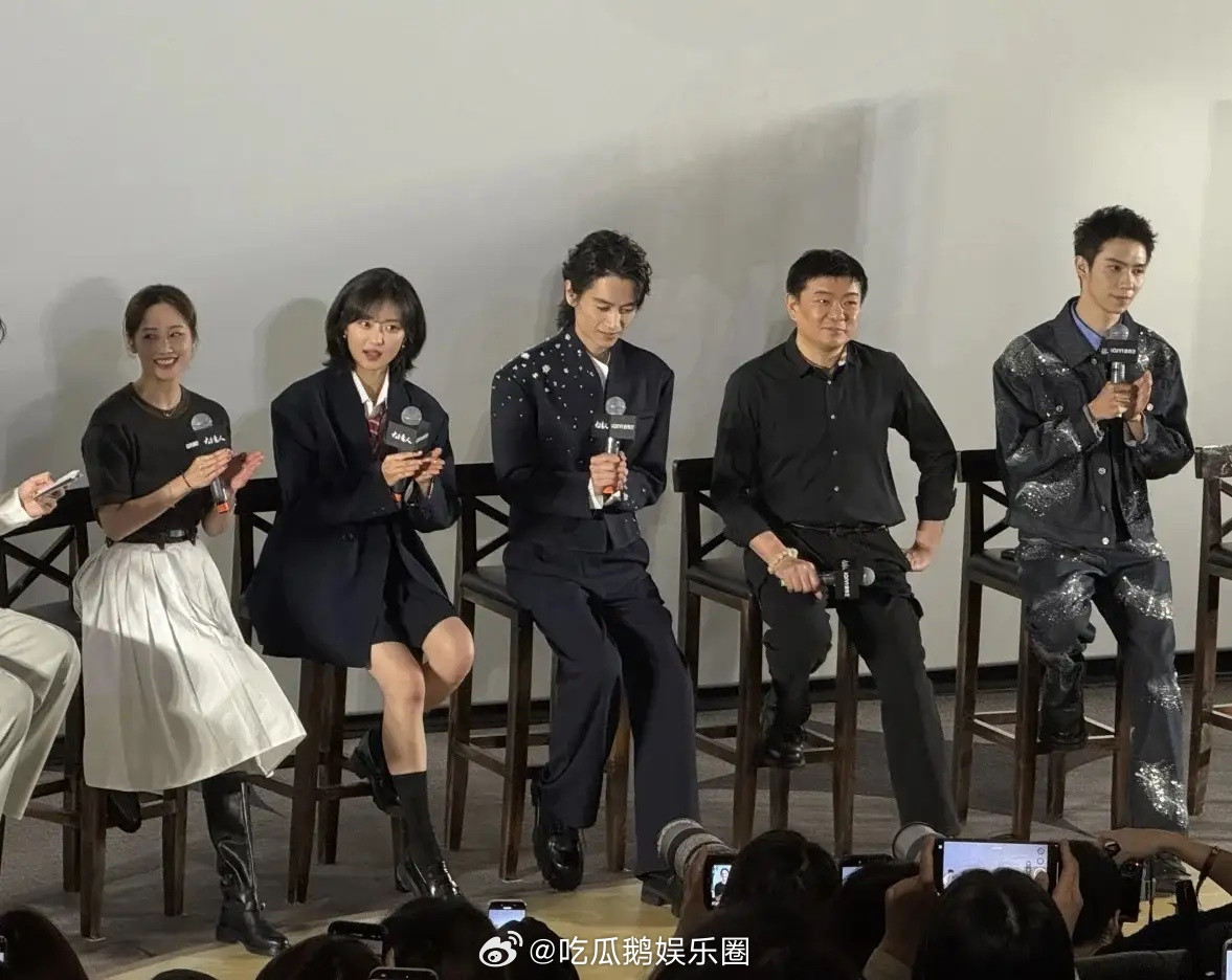 陈晓现身新剧发布会，不过这也太瘦了吧，感觉整个人都好单薄！不知道是为了拍戏角色需