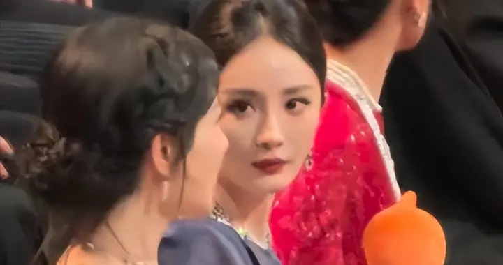 微博之夜明星罢工乌龙事件：杨幂成众矢之的，工作室9字讨说法