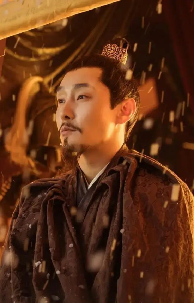 朱祁钰其实皇位沾不上边。他爹朱瞻基有俩儿子，老大朱祁镇是皇后所生；老二朱祁钰的母亲原本是罪妾。朱祁钰