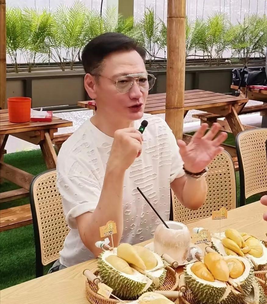 陶大宇在马来西亚吃榴莲，他的脸看起来好苍老，额头上的皱纹好多，面相姨化了，气质变